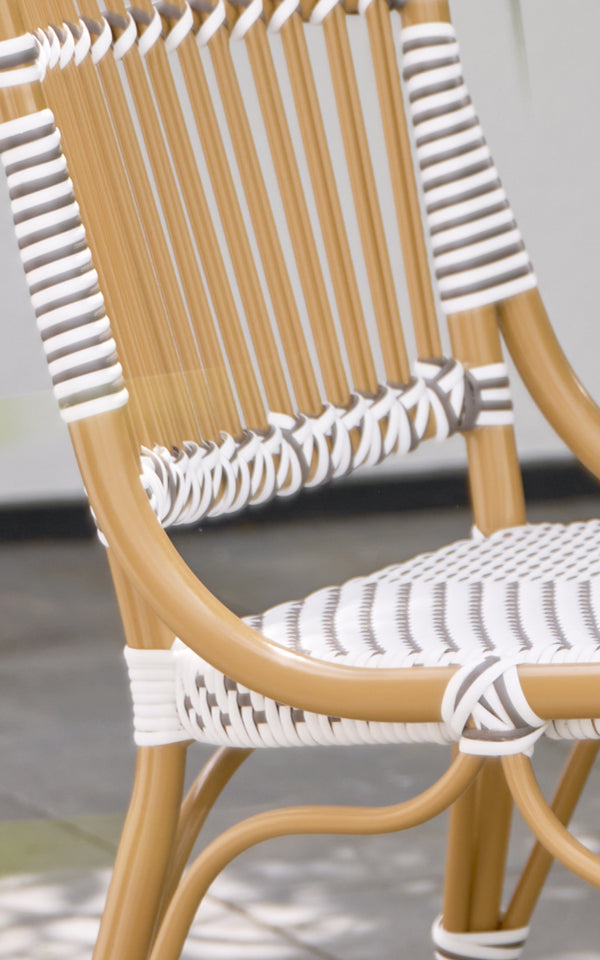 Esta es una imagen de detalle de Monique Exterior Dining Chair i white w cappuccino dot ArtFibre. Detalle del patrón de tejido a rayas.