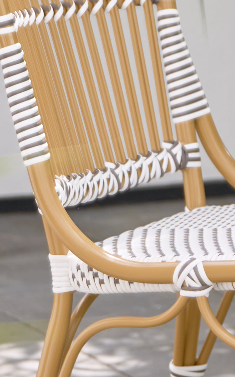 Esta es una imagen de detalle de Monique Exterior Dining Chair i white w cappuccino dot ArtFibre. Detalle del patrón de tejido a rayas.