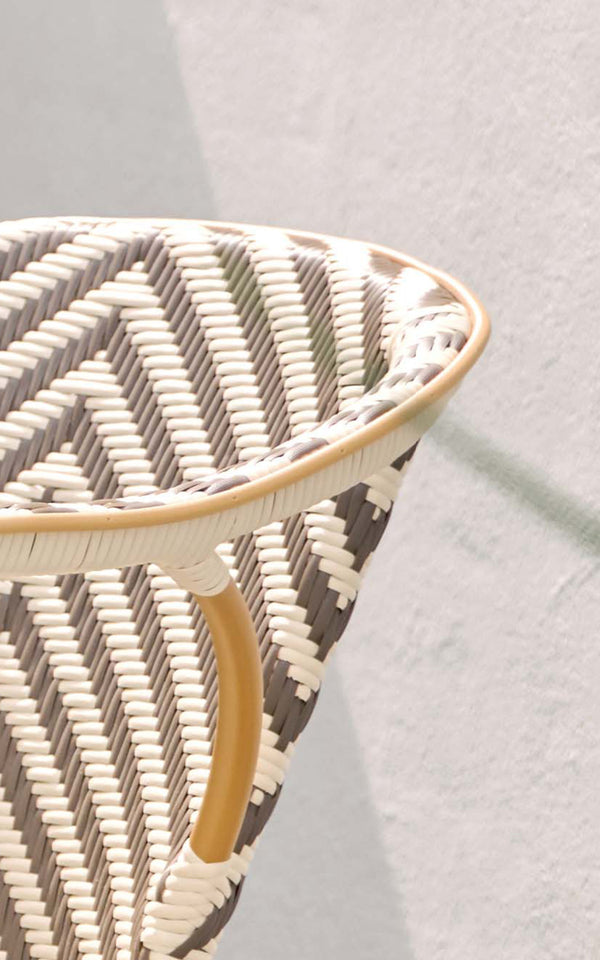 Esta es una imagen de detalle de Madeleine silla de comedor exterior en almond aluminum frame chevron cappuccino ivory ArtFibre. Detalle de tejido chevron.