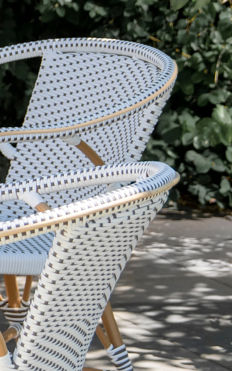 Esta es una imagen de detalle de Madeleine silla de comedor exterior en almond aluminium frame white w cappuccino dot ArtFibre. Detalle de tejido de puntos.