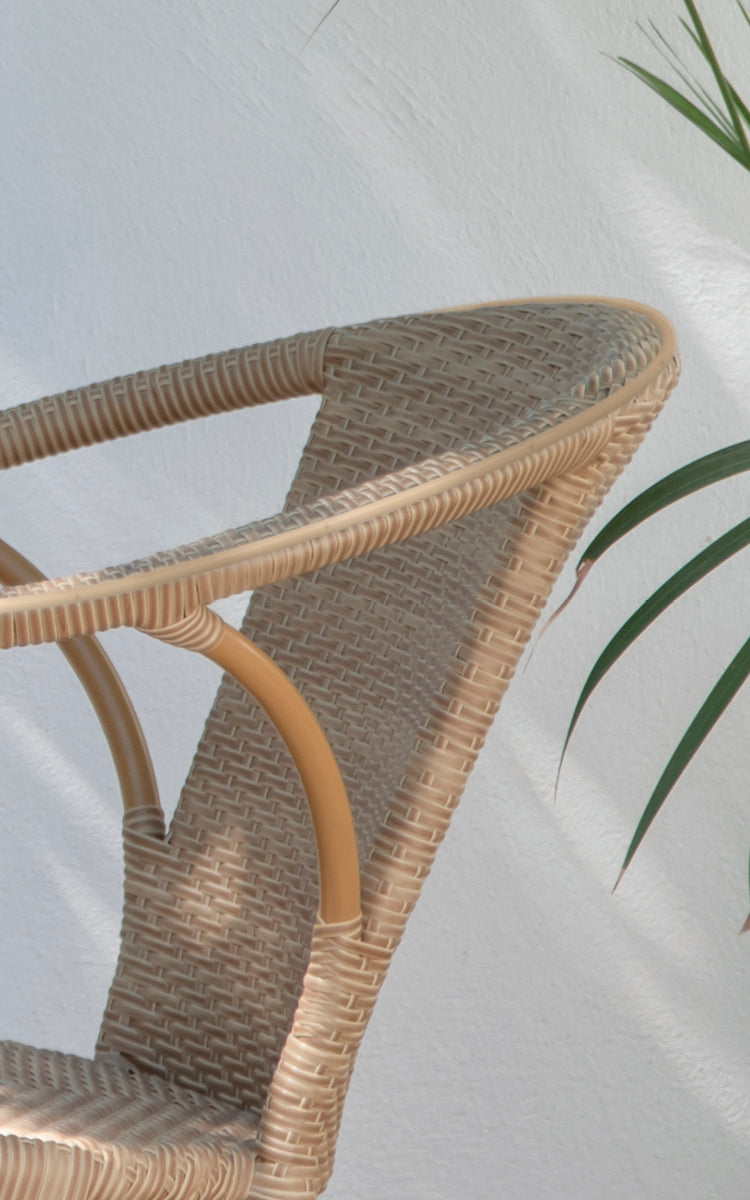 Esta es una imagen de detalle de Madeleine silla de comedor exterior en almond aluminium frame natural ArtFibre. Textura de tejido cruzado fino y marco curvado.