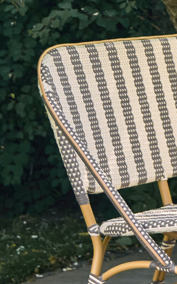 Esta es una imagen de detalle de Sofie banco exterior de 3 plazas en almond aluminium frame striped cappuccino ivory artfibre.