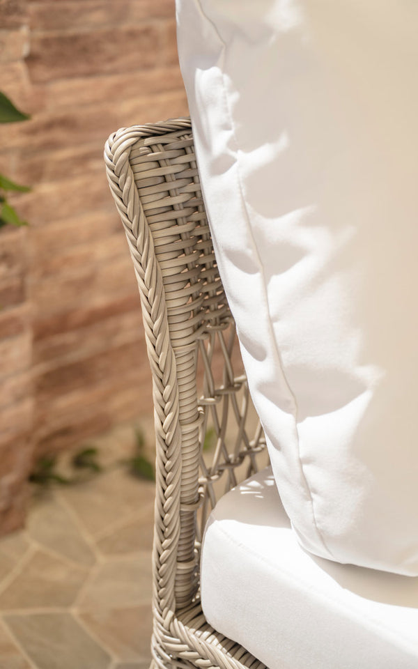 Esta es una imagen de detalle de Mona sofá modular exterior-Center Module en antique grey artfibre aluminium. Reposabrazos tejido con cojín blanco.