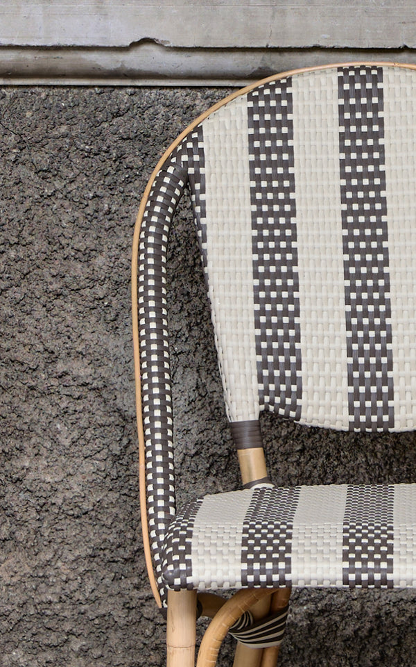 Esta es una imagen de detalle de Sofie silla de comedor en striped cappuccino ivory artfibre skin on natual rattan frame.