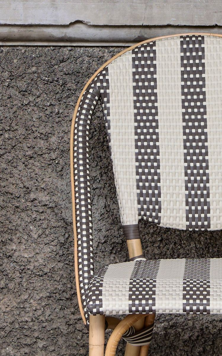 Esta es una imagen de detalle de Sofie silla de comedor en striped cappuccino ivory artfibre skin on natual rattan frame.
