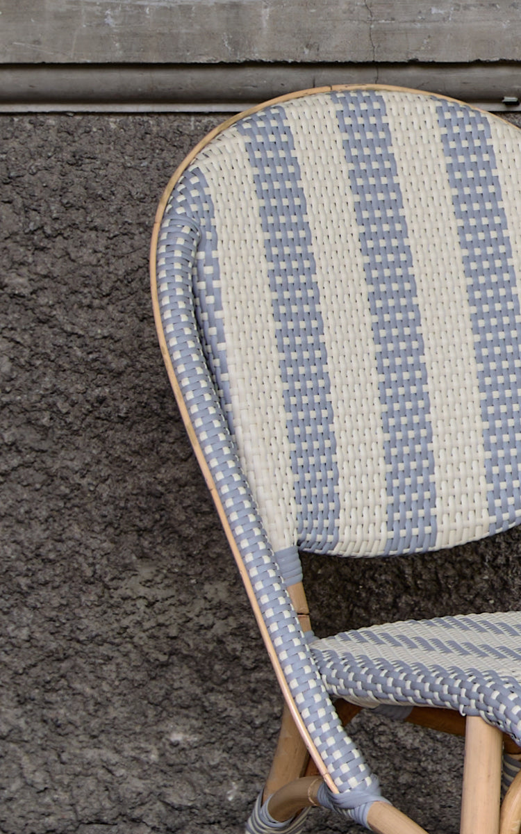 Esta es una imagen de detalle de Sofie silla de comedor en striped grey ivory artfibre skin on natual rattan frame.