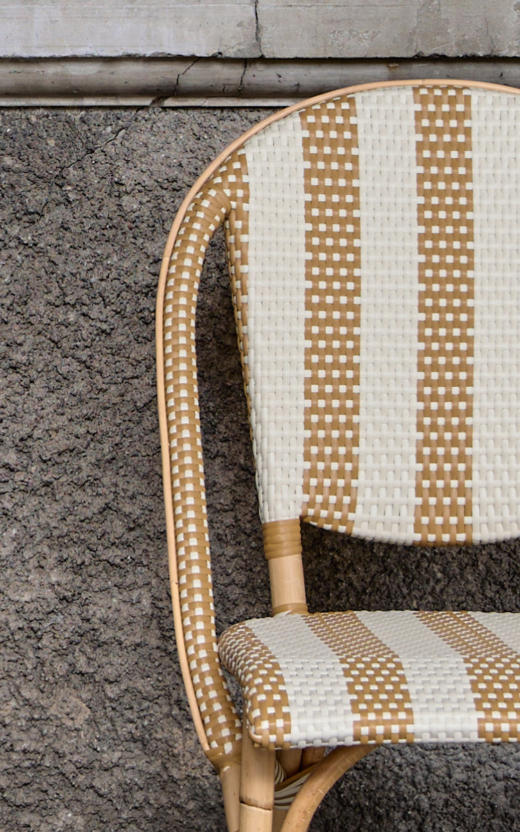 Esta es una imagen de detalle de Sofie silla de comedor en striped honey ivory artfibre skin on natual rattan frame.