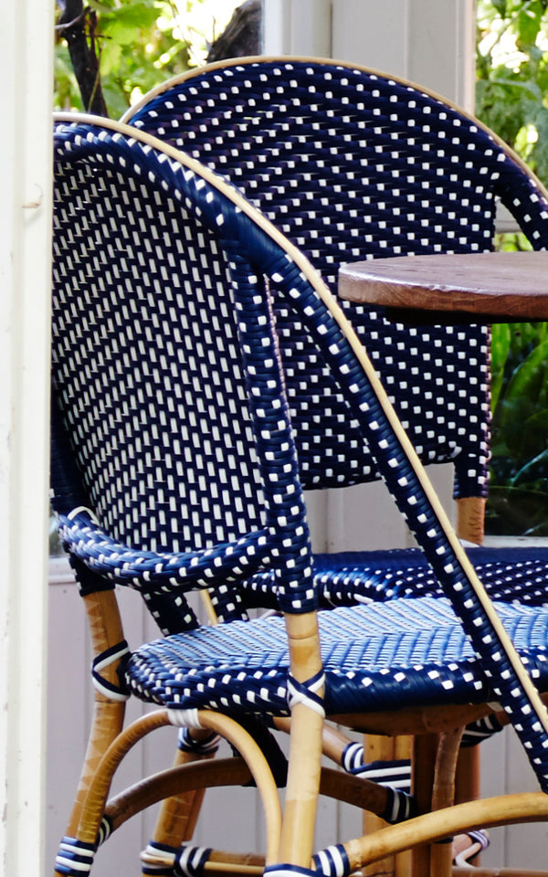 Esta es una imagen de detalle de Sofie silla de comedor en navy blue w white dot artfibre skin on natual rattan frame.