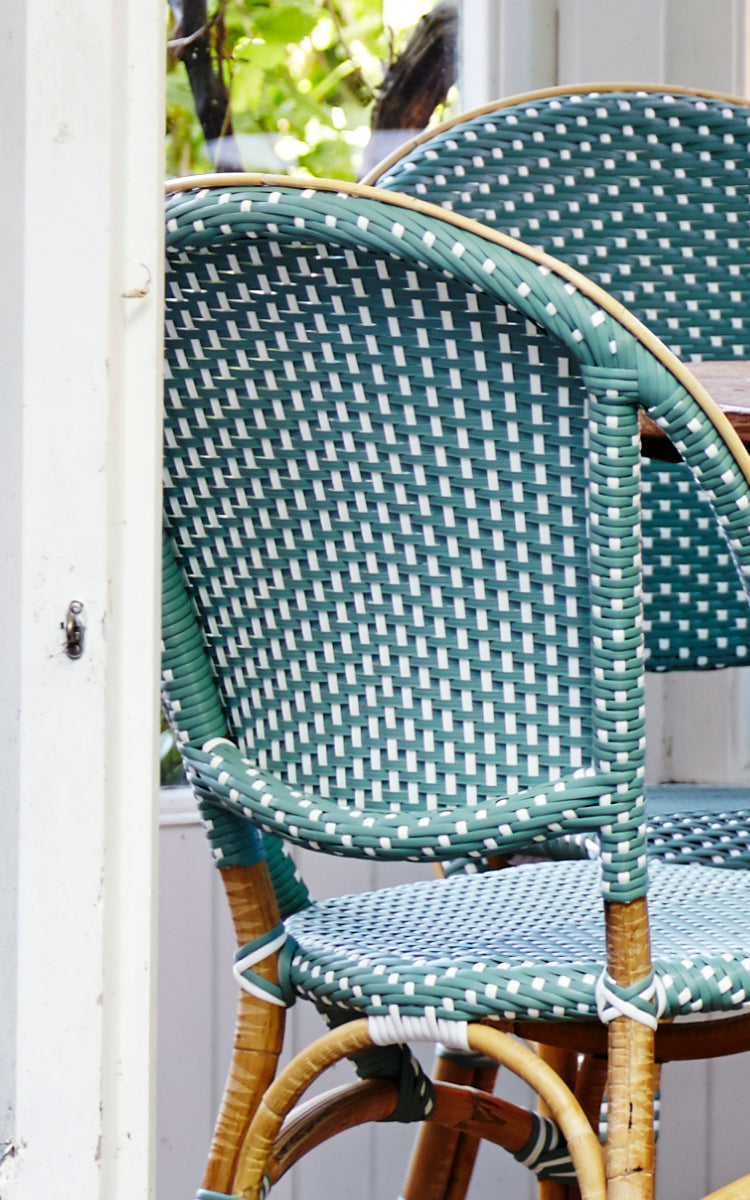 Esta es una imagen de detalle de Sofie silla de comedor en salvie green w white dot artfibre skin on natual rattan frame.