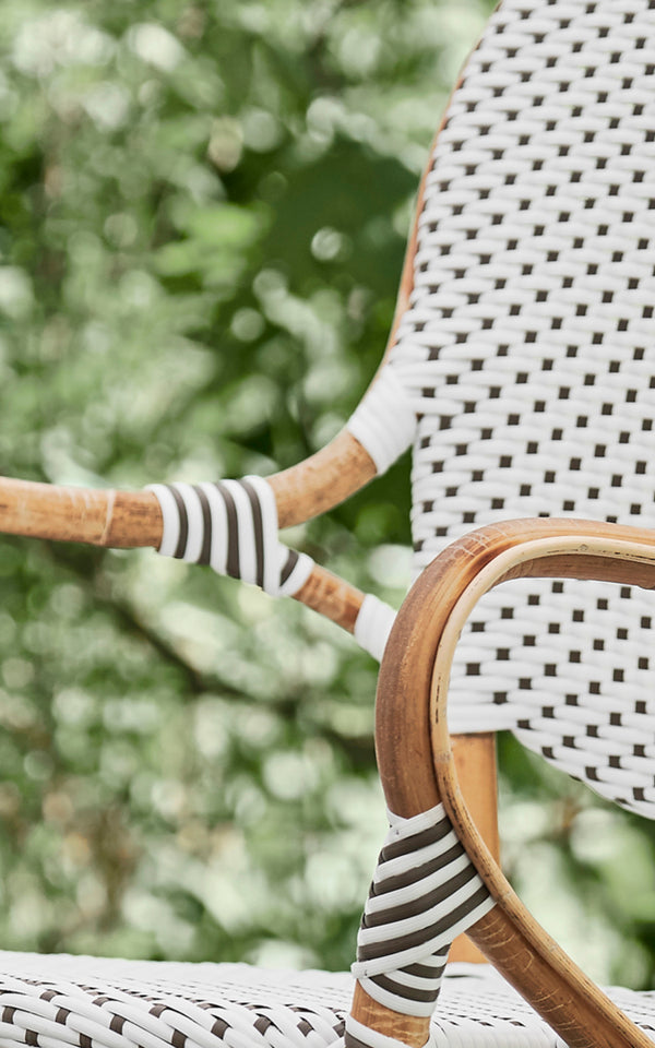 Esta es una imagen de detalle de Isabell taburete de bar en white w cappuccino dot ArtFibre Skin on Rattan frame.