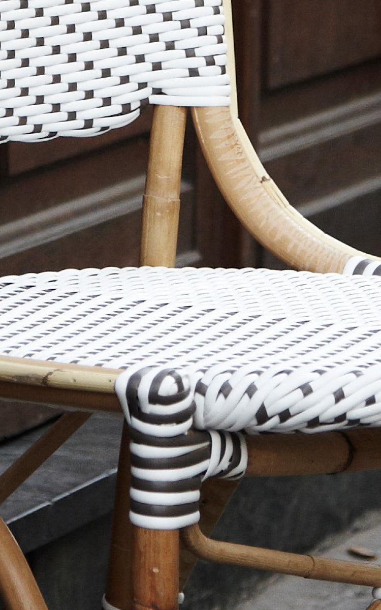 Esta es una imagen de detalle de Isabell en white w cappuccino dot ArtFibre Skin on Rattan frame.