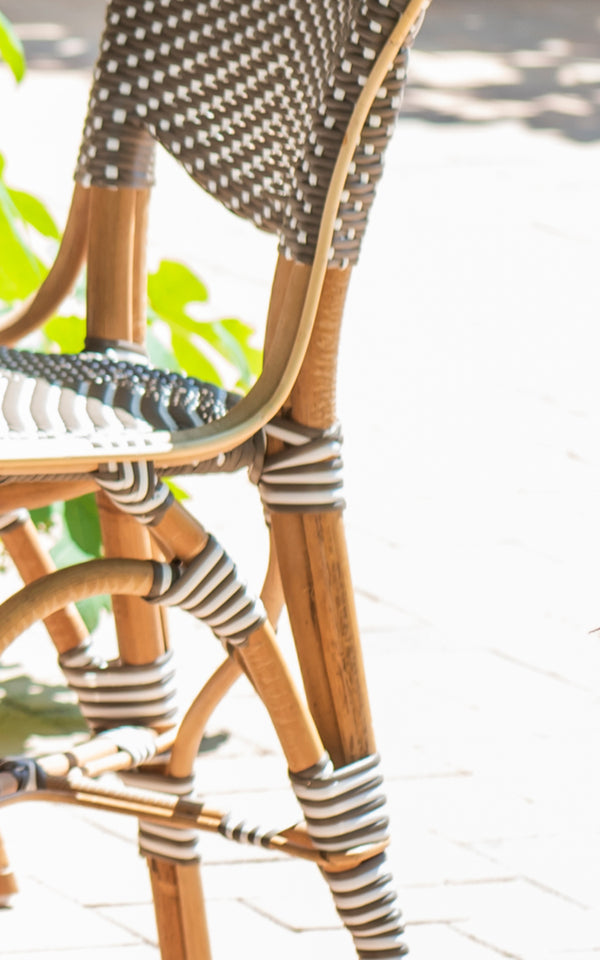 Esta es una imagen de detalle de Isabell en cappuccino w white dot ArtFibre skin on rattan frame.