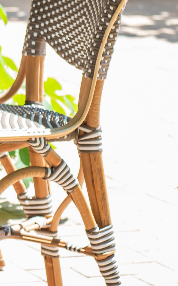 Esta es una imagen de detalle de Isabell en cappuccino w white dot ArtFibre skin on rattan frame.