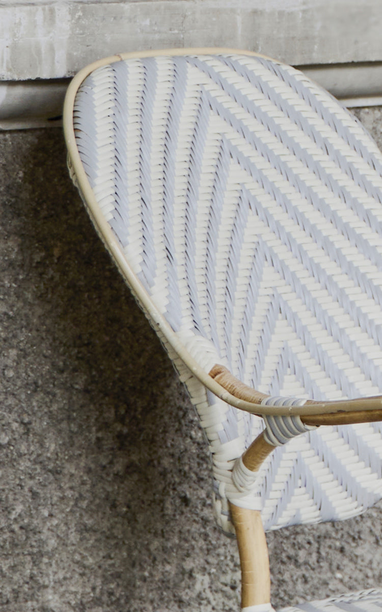 Esta es una imagen de detalle de Isabell sillón de comedor en chevron Grey Ivory ArtFibre Skin on Rattan frame.