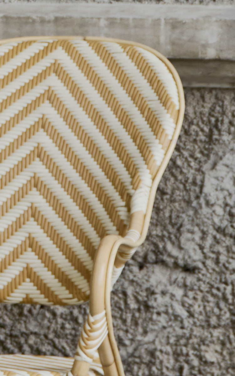 Esta es una imagen de detalle de Isabell sillón de comedor en chevron Honey Ivory ArtFibre Skin on Rattan frame.