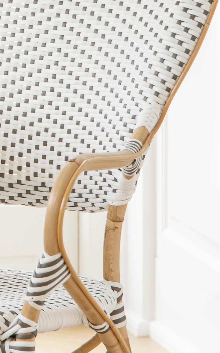 Esta es una imagen de detalle de Isabell sillón de comedor en white w cappuccino dot ArtFibre Skin on Rattan frame.