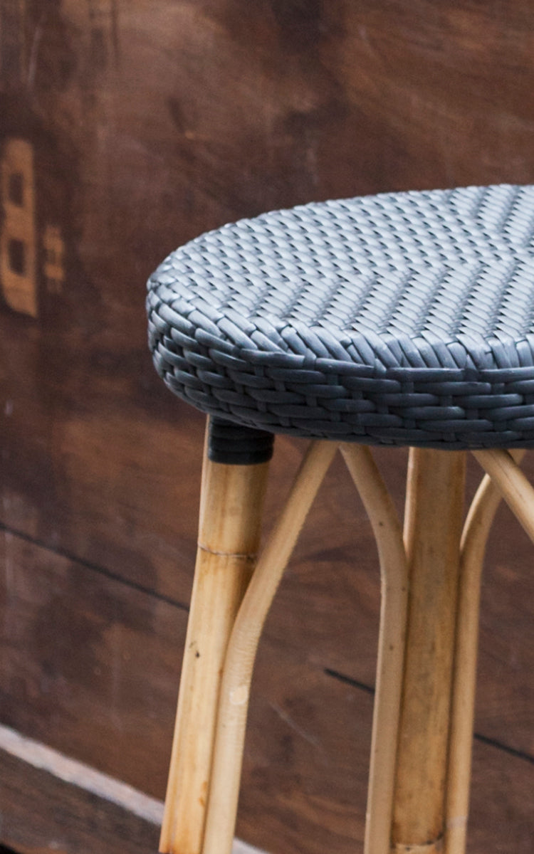 Esta es una imagen de detalle de Simone taburete de bar en black ArtFibre Skin on Rattan frame. Detalle del asiento tejido sobre madera oscura.