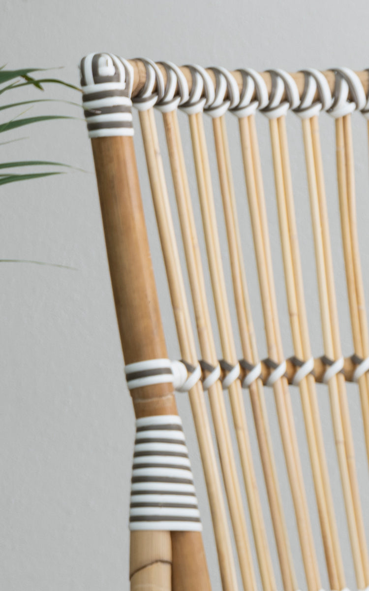 Esta es una imagen de detalle de Monique silla de comedor en white w cappuccino dot artfibre skin on rattan frame.