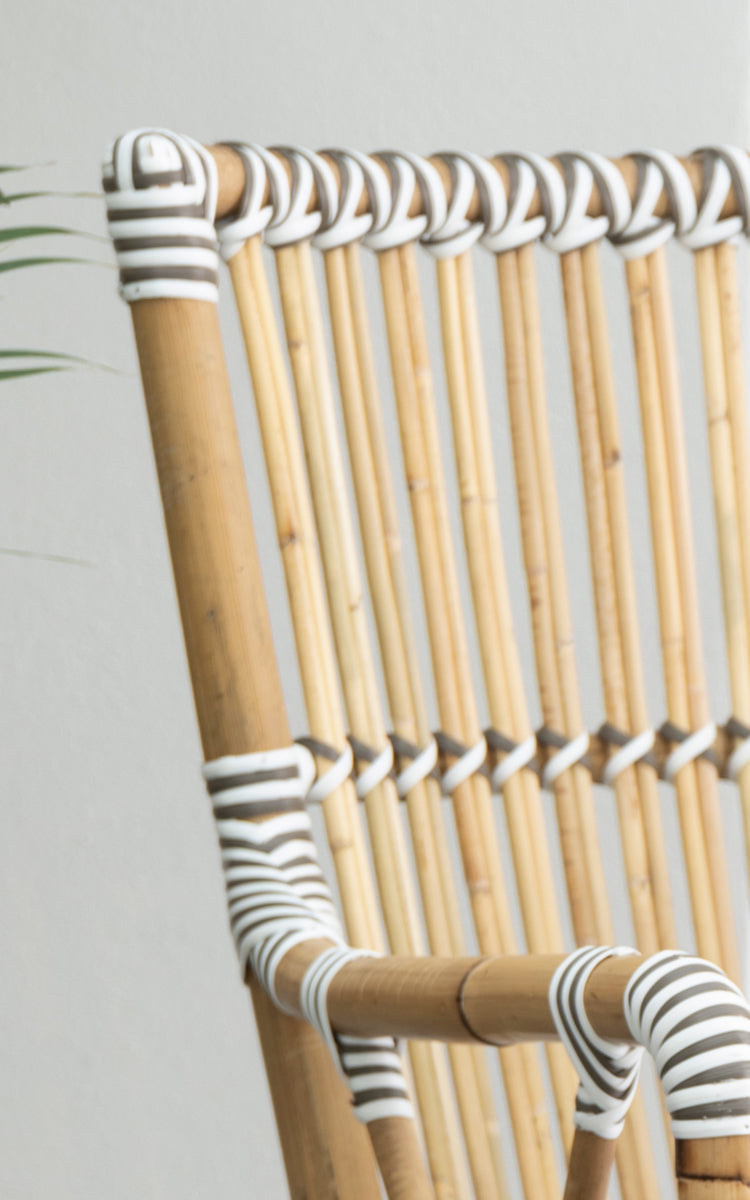 Esta es una imagen de detalle de Monique sillón de comedor en white w cappuccino dot artfibre skin on rattan frame.