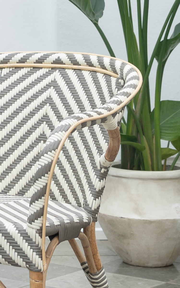 Esta es una imagen de detalle de Madeleine silla de comedor en chevron cappuccino ivory ArtFibre skin on rattan frame. Llamativo patrón de tejido chevron.