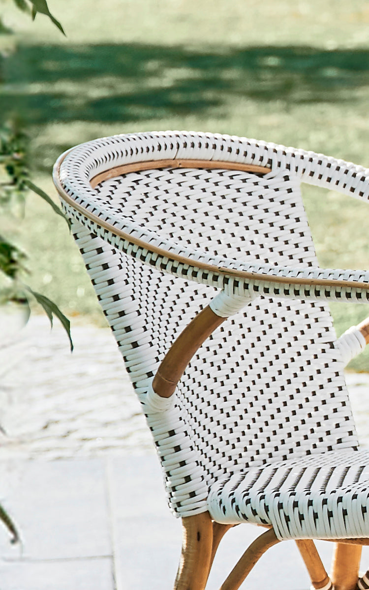 Esta es una imagen de detalle de Madeleine silla de comedor en white w cappuccino dot ArtFibre skin on rattan frame. Fino detalle de patrón de puntos.