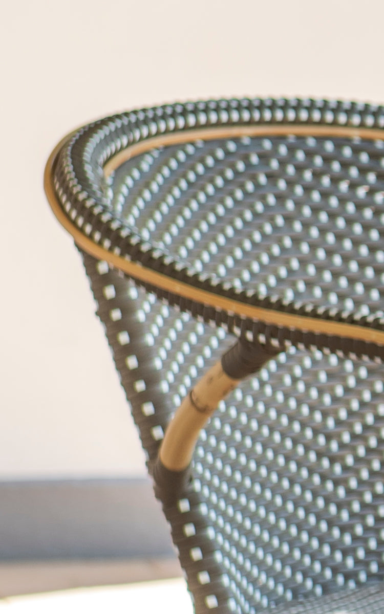 Esta es una imagen de detalle de Madeleine silla de comedor en cappuccino w white dot rattan frame. Tejido de puntos texturizado en tonos cálidos.