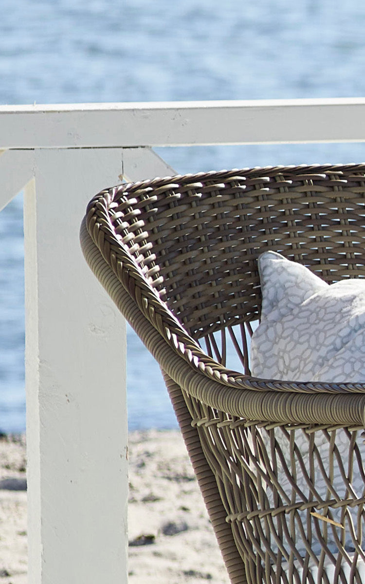 Esta es una imagen de detalle de Charlot silla exterior en antique Grey ArtFibre Aluminium.