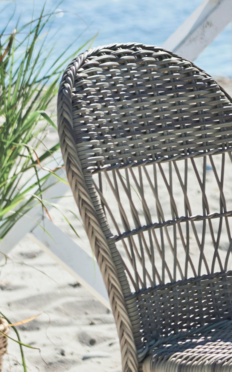 Esta es una imagen de detalle de Ofelia Exterior Chair i antique grey artfibre aluminium. Detalle del respaldo redondeado tejido y la estructura.