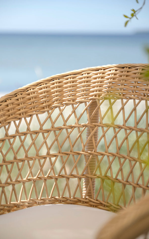 Esta es una imagen de detalle de Emma taburete de bar exterior en natural artfibre aluminium. Respaldo de tejido abierto con vista al mar.