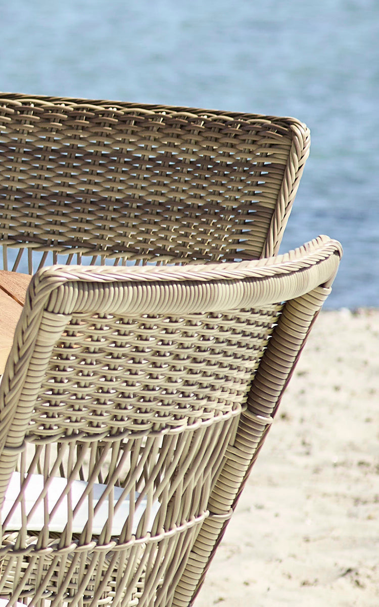 Esta es una imagen de detalle de Marie Exterior Side Chair i antique grey artfibre aluminium. Detalle del patrón de tejido de celosía cruzada.