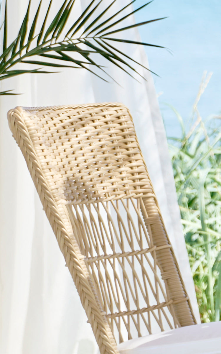 Esta es una imagen de detalle de Marie Exterior Side Chair i natural artfibre aluminium. Detalle del tejido de celosía cruzada y el borde del asiento.