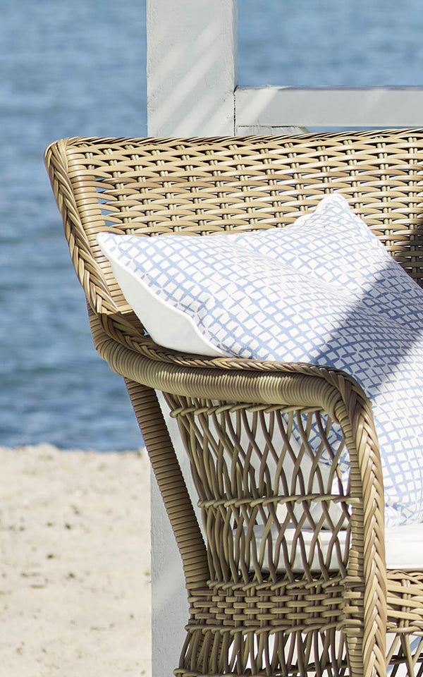 Esta es una imagen de detalle de Marie Exterior Armchair i antique grey artfibre aluminium. Detalle del tejido de celosía y el reposabrazos.