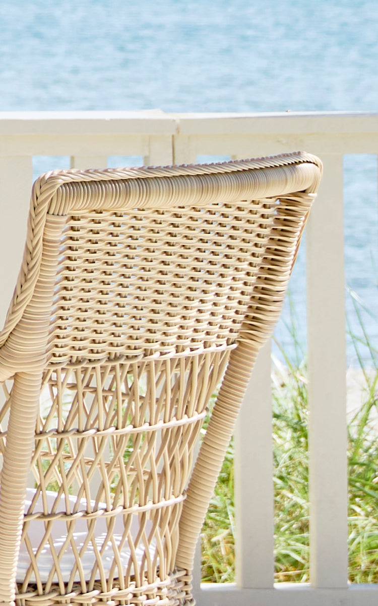 Esta es una imagen de detalle de Marie Exterior Armchair i natural artfibre aluminium. Detalle del respaldo de celosía tejido y el reposabrazos envuelto.