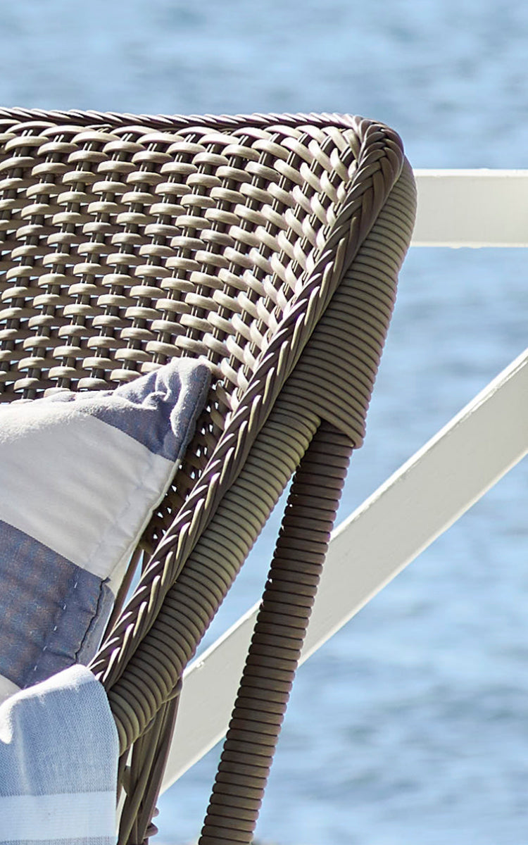 Esta es una imagen de detalle de Dawn sillón lounge en antique Grey ArtFibre Aluminium.