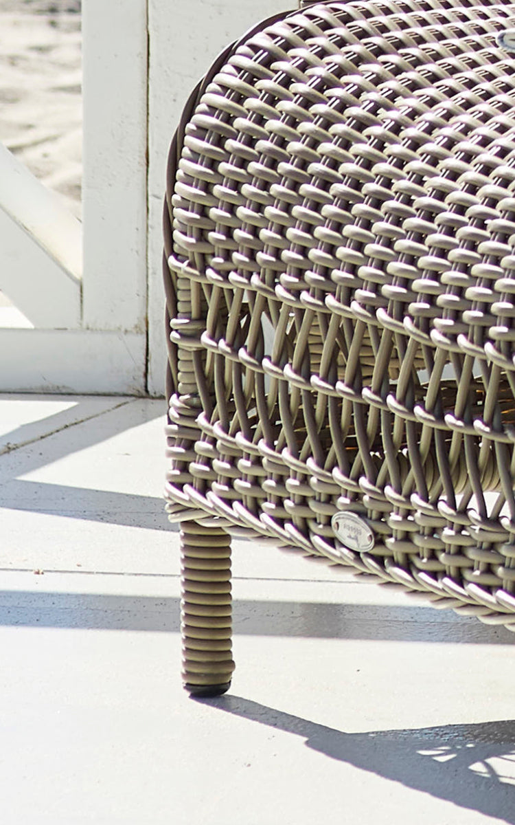 Esta es una imagen de detalle de Dawn reposapiés en antique Grey ArtFibre Aluminium.