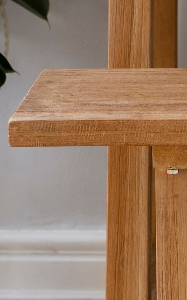 Esta es una imagen de detalle de Lucas Teak banco en teak indoor. La superficie de teca maciza muestra veta cálida con bordes limpios y ensamblaje robusto.