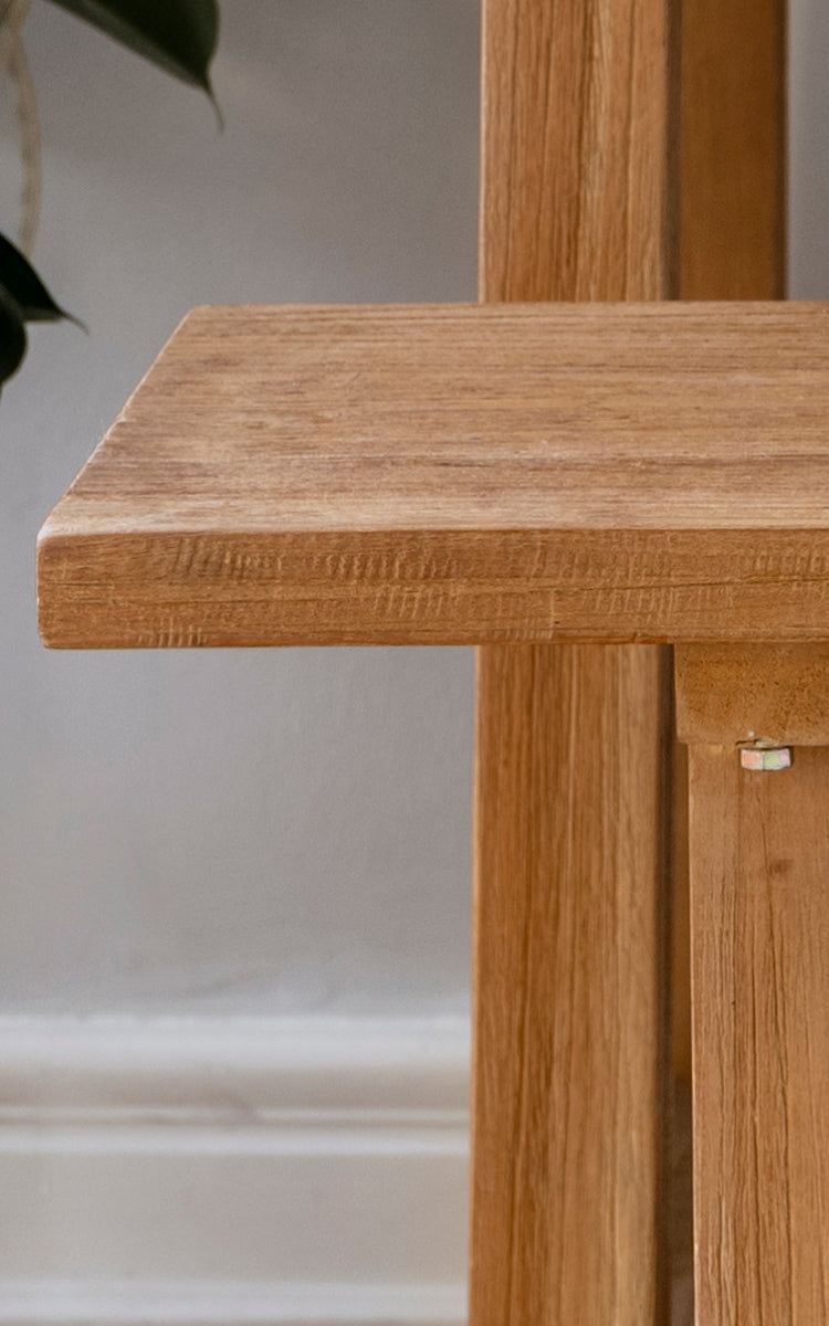 Esta es una imagen de detalle de Lucas Teak banco en teak indoor. La superficie de teca maciza muestra veta cálida con bordes limpios y ensamblaje robusto.