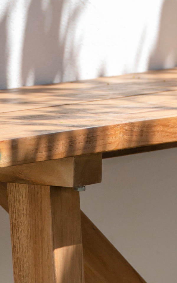 Esta es una imagen de detalle de George banco exterior en outdoor Teak.