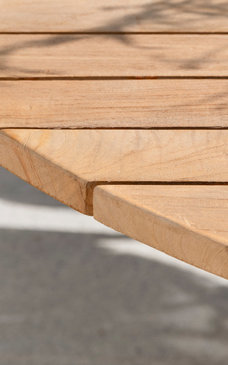 Esta es una imagen de detalle de George mesa exterior Ø120 en outdoor Teak.