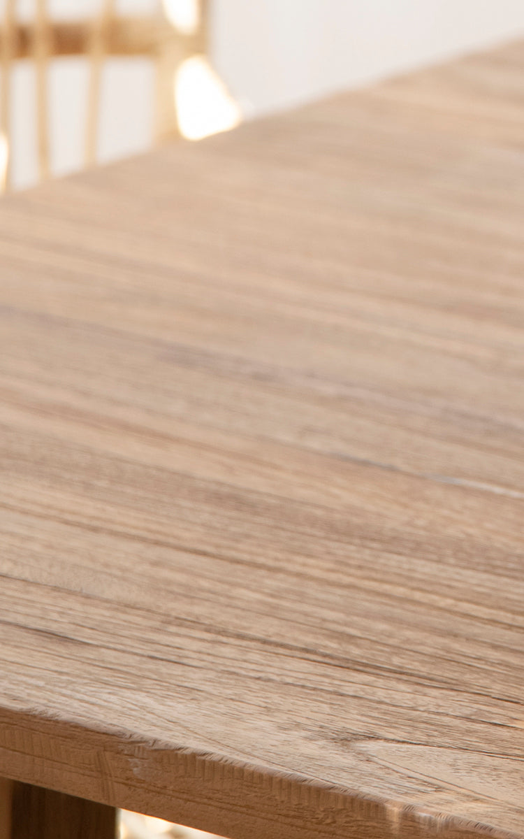 Esta es una imagen de detalle de Lucas Teak Dining Table 240X100 cm en teak indoor. La veta natural de la madera de la superficie de teca maciza se destaca.