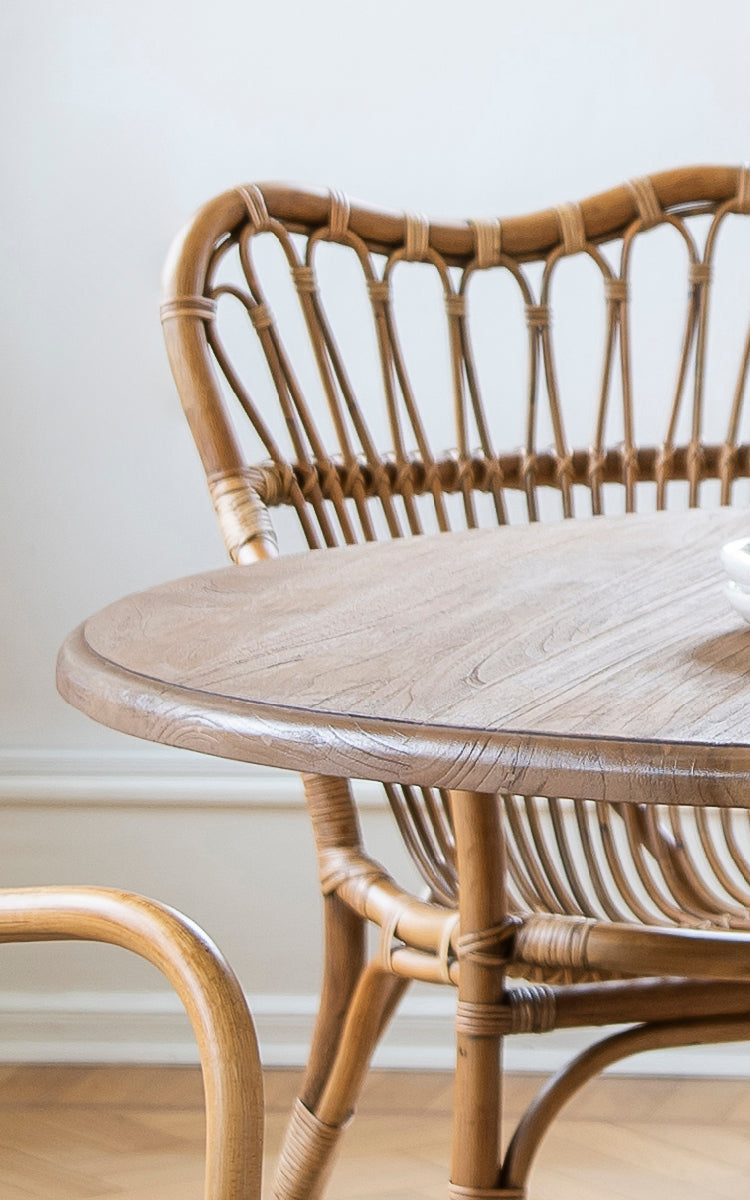 Esta es una imagen de detalle de Michel Teak Dining Table i teak indoor. Detalle del borde del tablero redondo de teca y la base de pedestal.