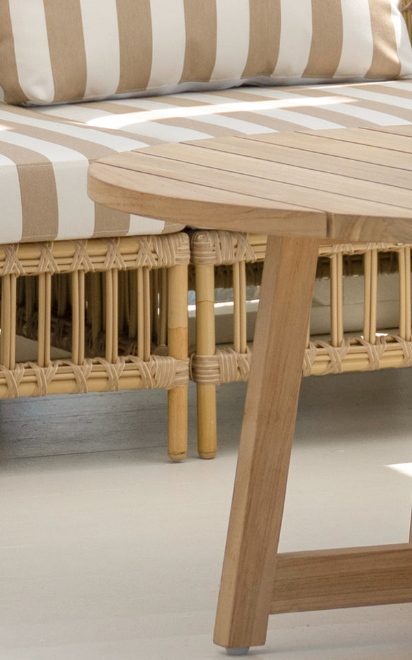 Esta es una imagen de detalle de Victor Teak Lounge Table Ø120 cm en teak outdoor. Detalle de la textura tejida y construcción de la estructura.