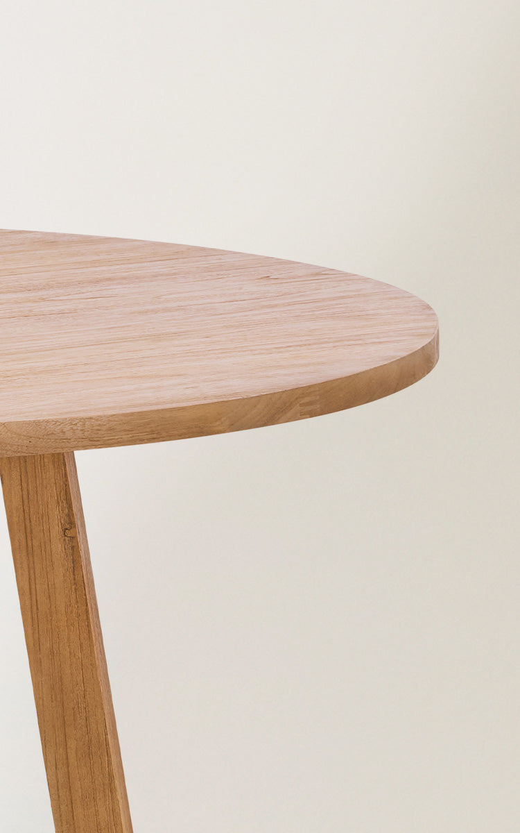 Esta es una imagen de detalle de Aksel mesa de comedor en teak indoor.