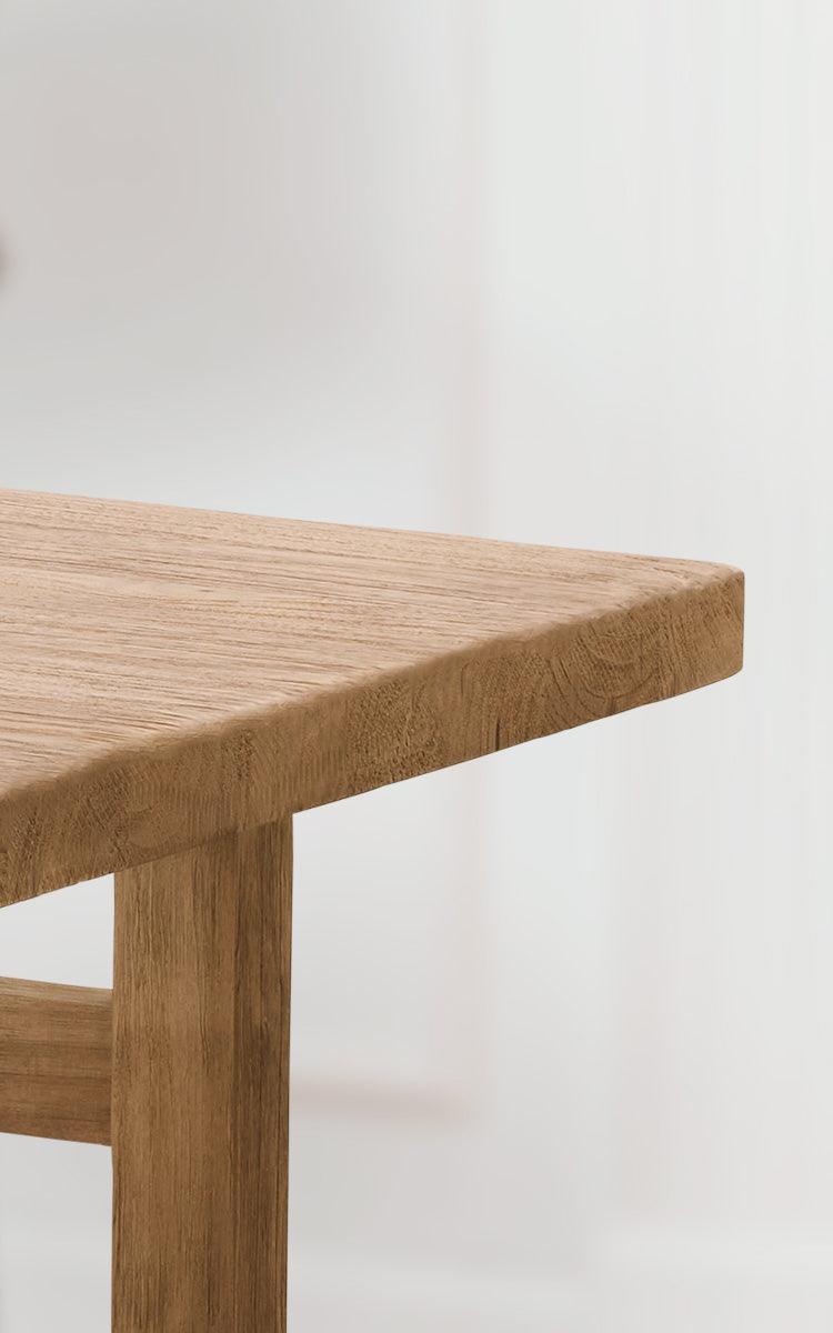 Esta es una imagen de detalle de Alfred mesa de centro en teak indoor.