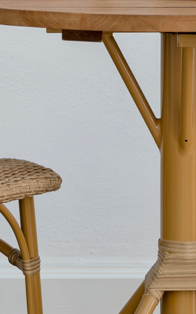 Esta es una imagen de detalle de Nicole Cafe Table i almond aluminium frame natural ArtFibre. Detalle del tablero de teca y el envuelto de la base.