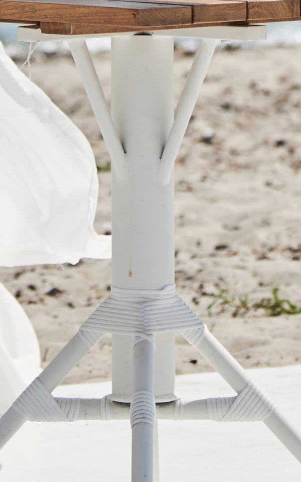 Esta es una imagen de detalle de Nicole Cáfe Table Teak 70x70 cm en white aluminium frame white artfibre.