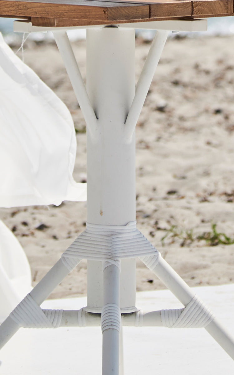 Esta es una imagen de detalle de Nicole Cáfe Table Teak 70x70 cm en white aluminium frame white artfibre.