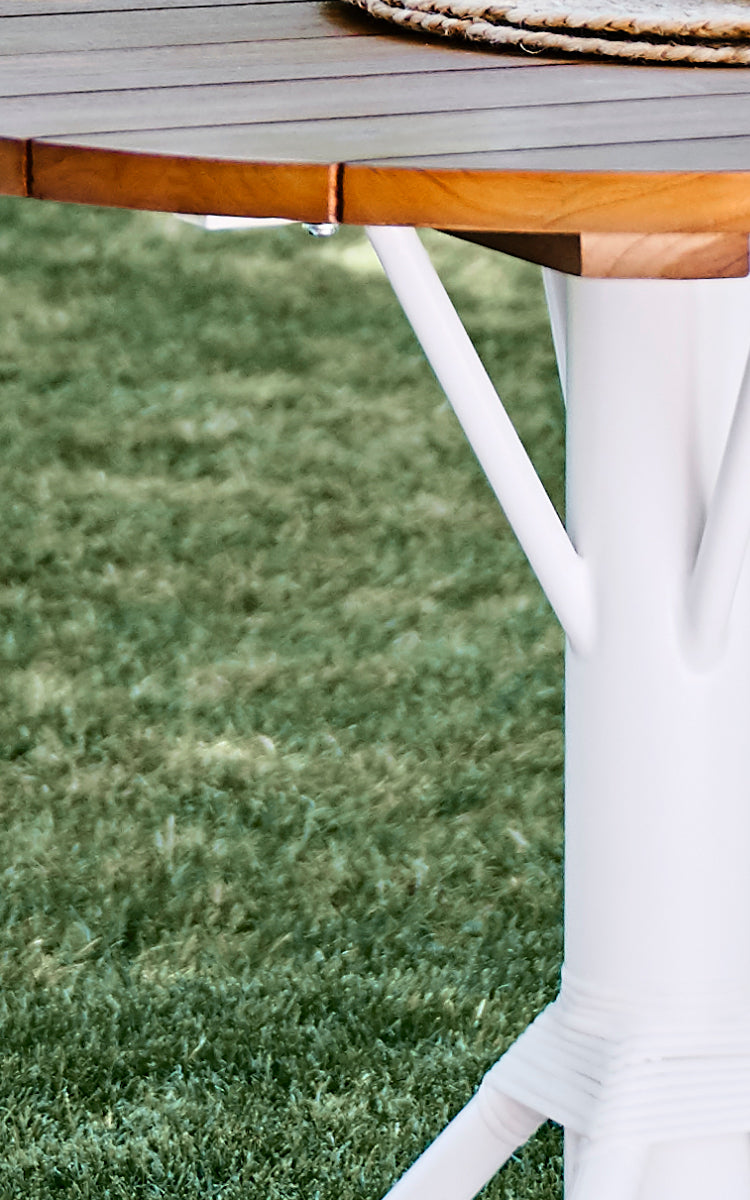 Esta es una imagen de detalle de Nicole Cafe Table i white aluminium frame white ArtFibre. Detalle del tablero de teca y la base blanca.