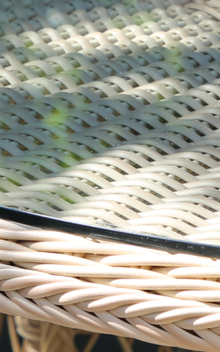 Esta es una imagen de detalle de Grace mesa de comedor exterior en natural ArtFibre Aluminium.