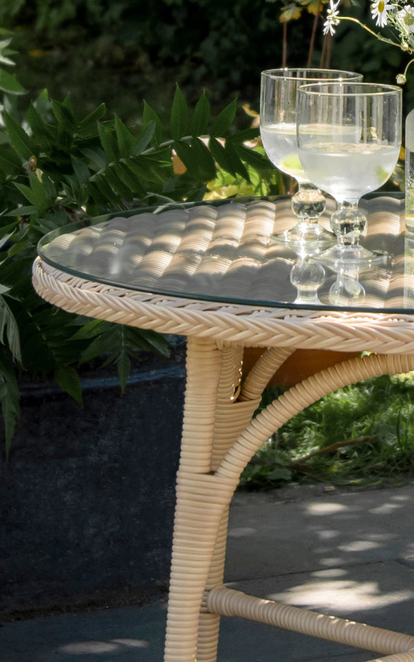 Esta es una imagen de detalle de Victoria Exterior Coffee Table Ø80 cm en natural artfibre aluminium. Detalle de la textura tejida y construcción de la estructura.
